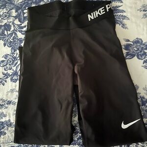 Classic black Nike capris